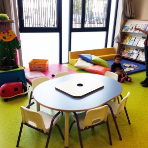 TABLE MATERNELLE OVALE BAC POLY